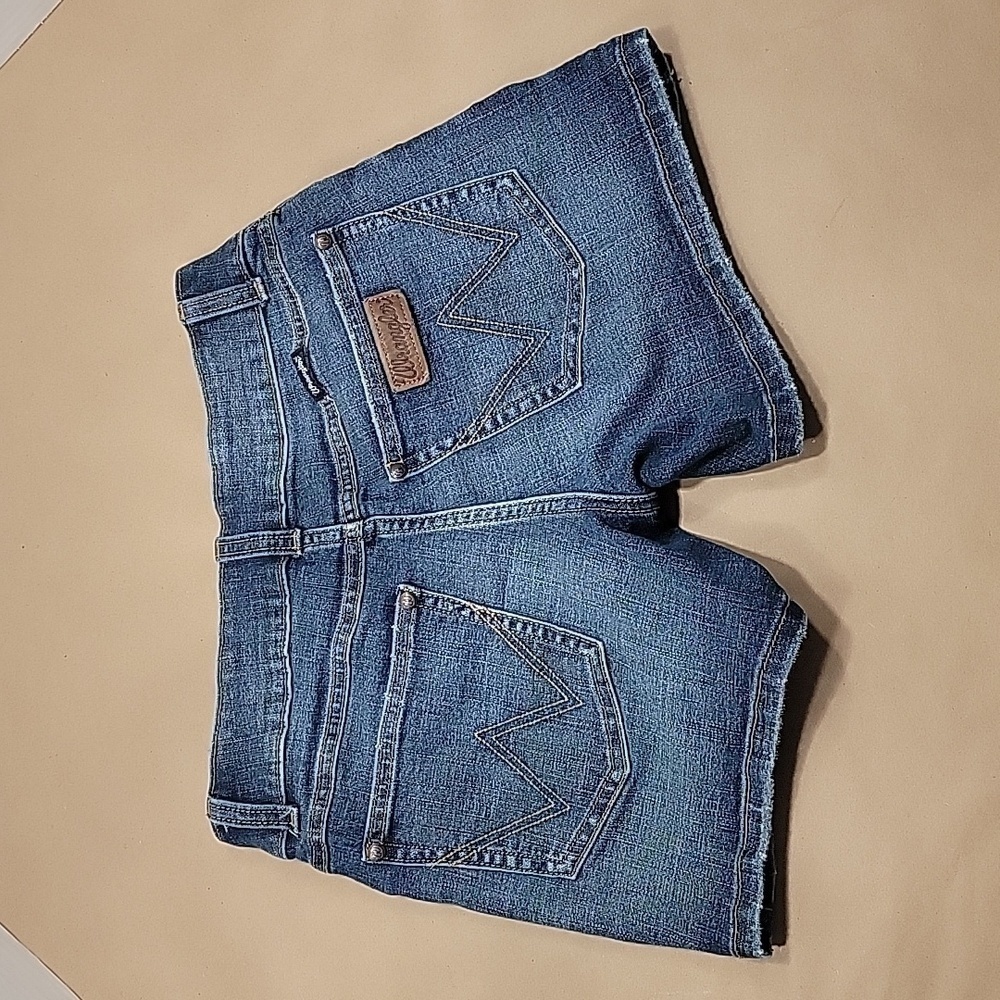 Wrangler, Retro Mae Shorts, Size 1 Avg, Excellent Condition, Like New! - Picture 2 of 9